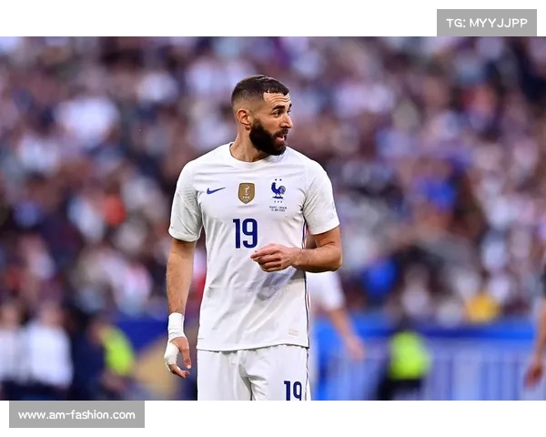 德尚与本泽马的社交媒体争议：探讨两位明星背后的复杂关系与影响